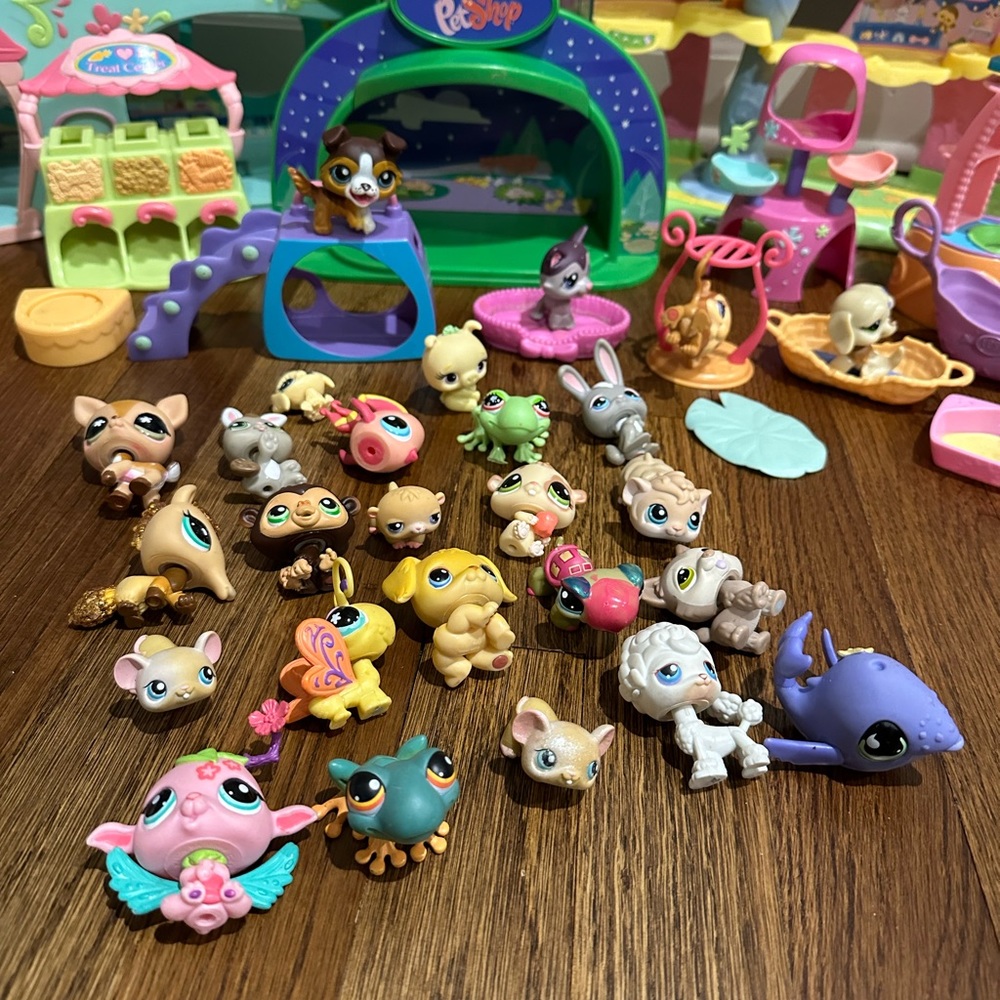 Huge Littlest pet shop lot
